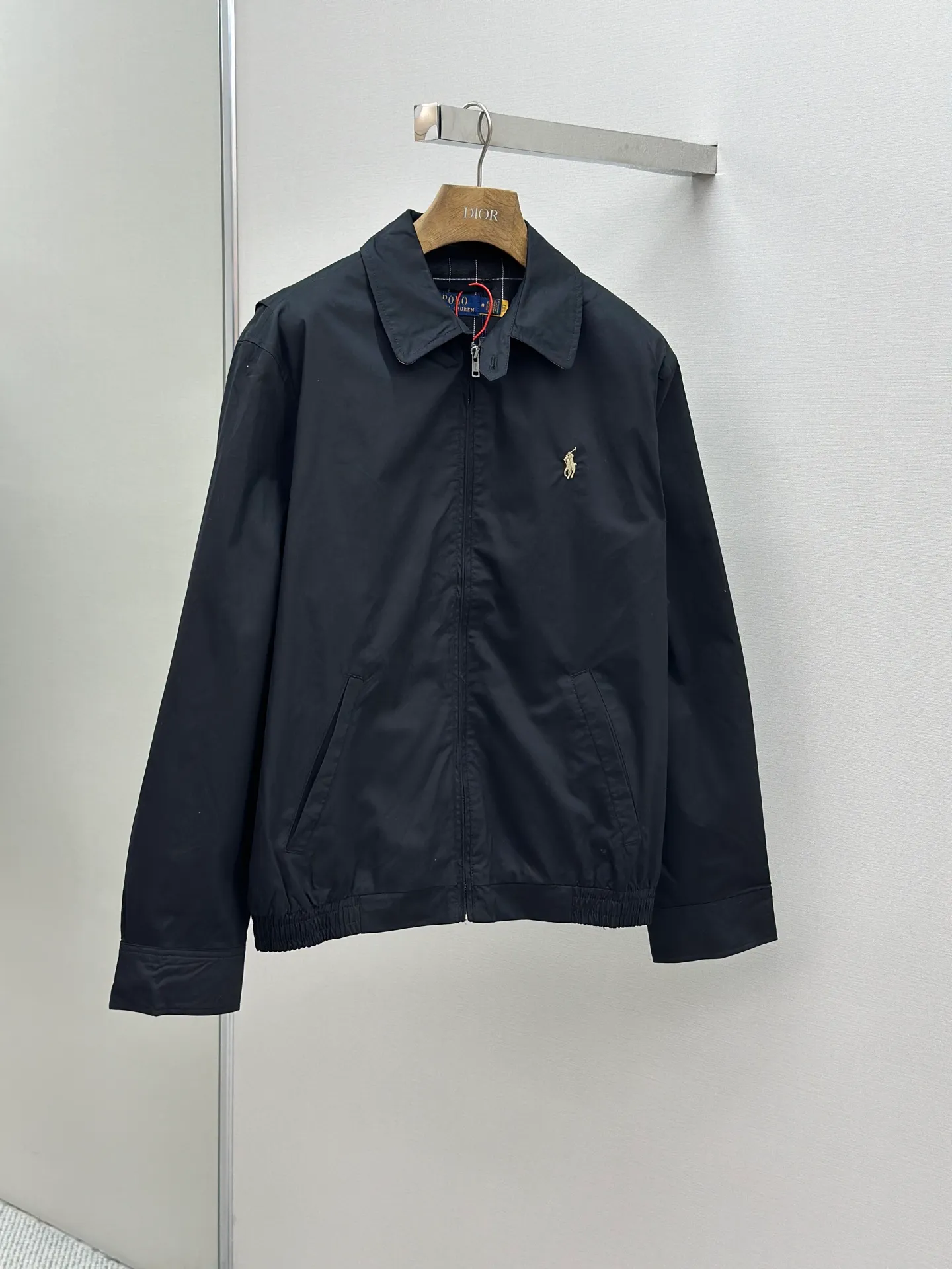 P500 -Ralph Lauren embroidered zipper jacket. Customized 100% cotton double-ply small diagonal elegant fabric. Soft and silky, comfortable and close to the skin. Uses pure black as the base color. A touch of light gold pony mark embroidery is embellished on the chest. It is even more dazzling due to the black background. Low-key and powerful. Subtle gloss changes inject breathing and vitality into the black jacket. Use extreme simplicity to outline a high-end silhouette. Show your taste in silence. Style guide Universal adaptation. Adopt imported machine embroidery technology. Use advanced computer control system and precision mechanical components to achieve the iconic pony embroidery operation. High precision. Smooth and delicate lines. Template machine bag opening. Preset templates guide the position, shape and size of the bag opening. Accuracy ensures the quality of the bag opening effect. Infrared positioning cutting machine uses infrared emitters and infrared receivers to achieve precise positioning of materials. The accuracy can reach the micron level, thereby meeting the effect of high-precision cutting of plaid alignment. The fabrics have been washed. Better feel and texture, not easy to deform, not easy to shrink, not easy to fade, maintain long-term beauty, size: S M L XL